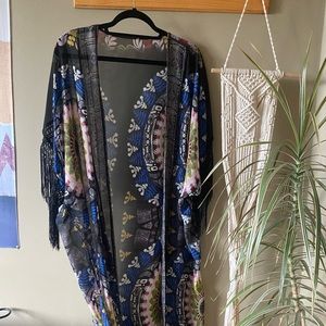 Kimono with fringe sleeves. OS